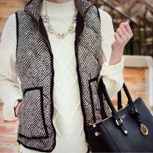 Merokeety quilted Hounsdstooth fabric puffer vest. Size medium